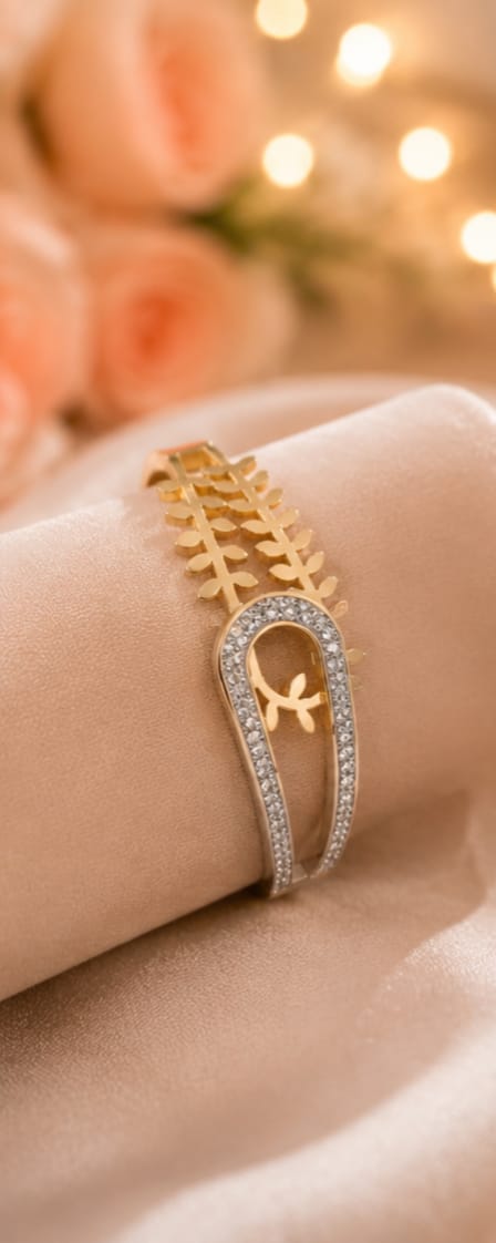 Gold Horseshoe Zircon & Leaf Chain Bangle